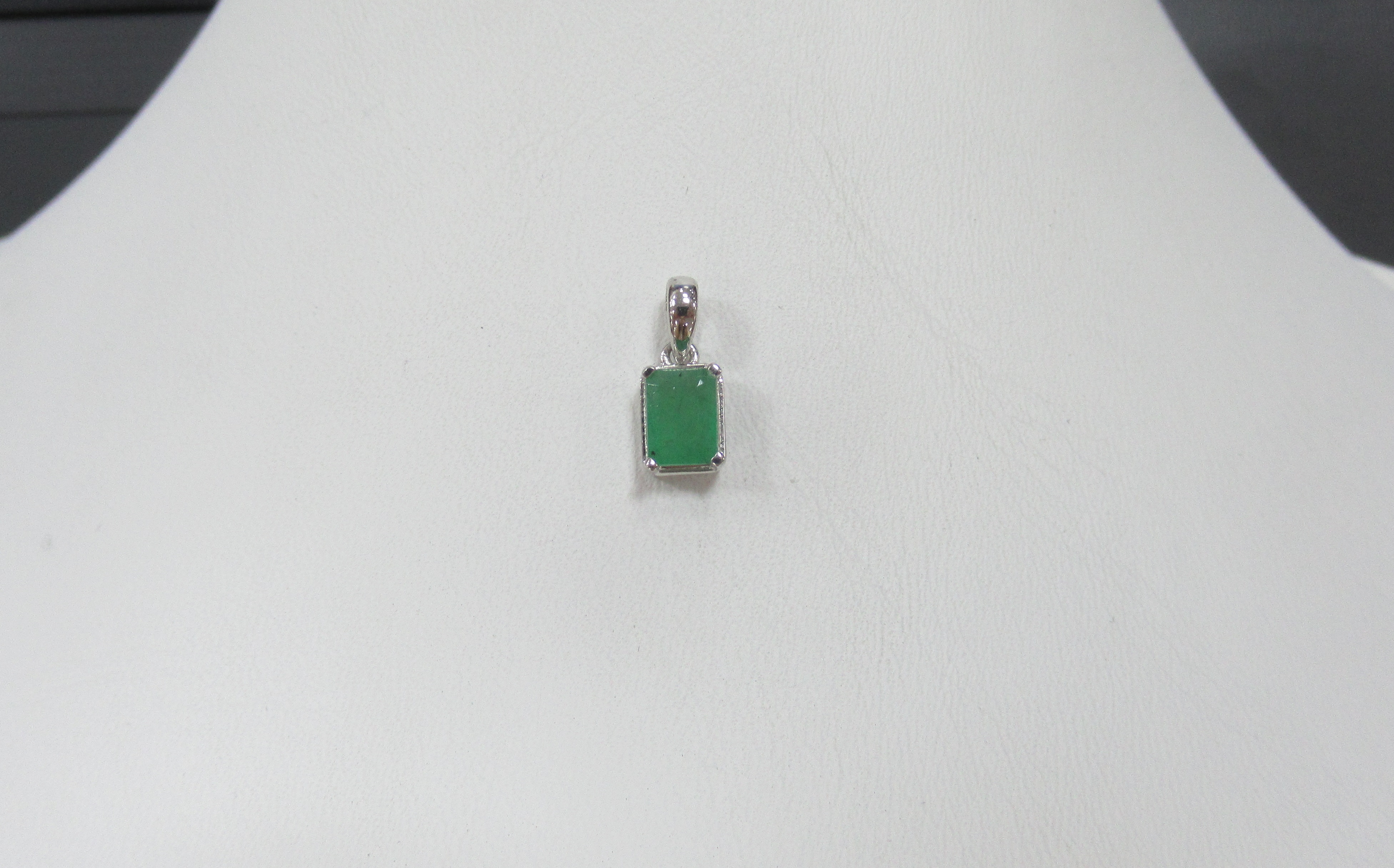 Серебряная подвеска с изумрудом